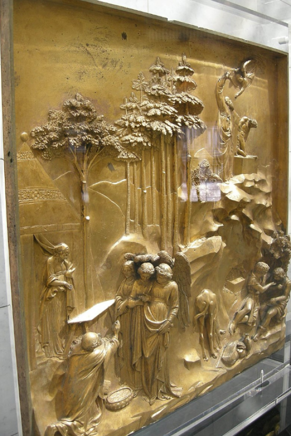 Karya seni unik seperti patung atau relief dinding